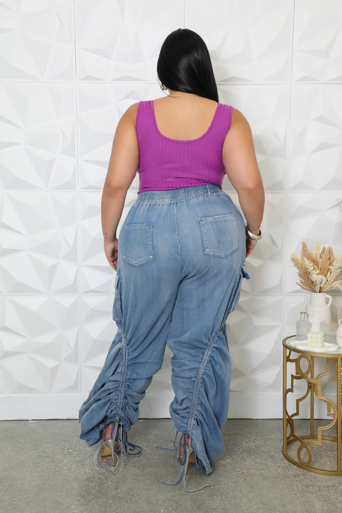 Loose-fitting jeans with elasticated waistband drawstrings