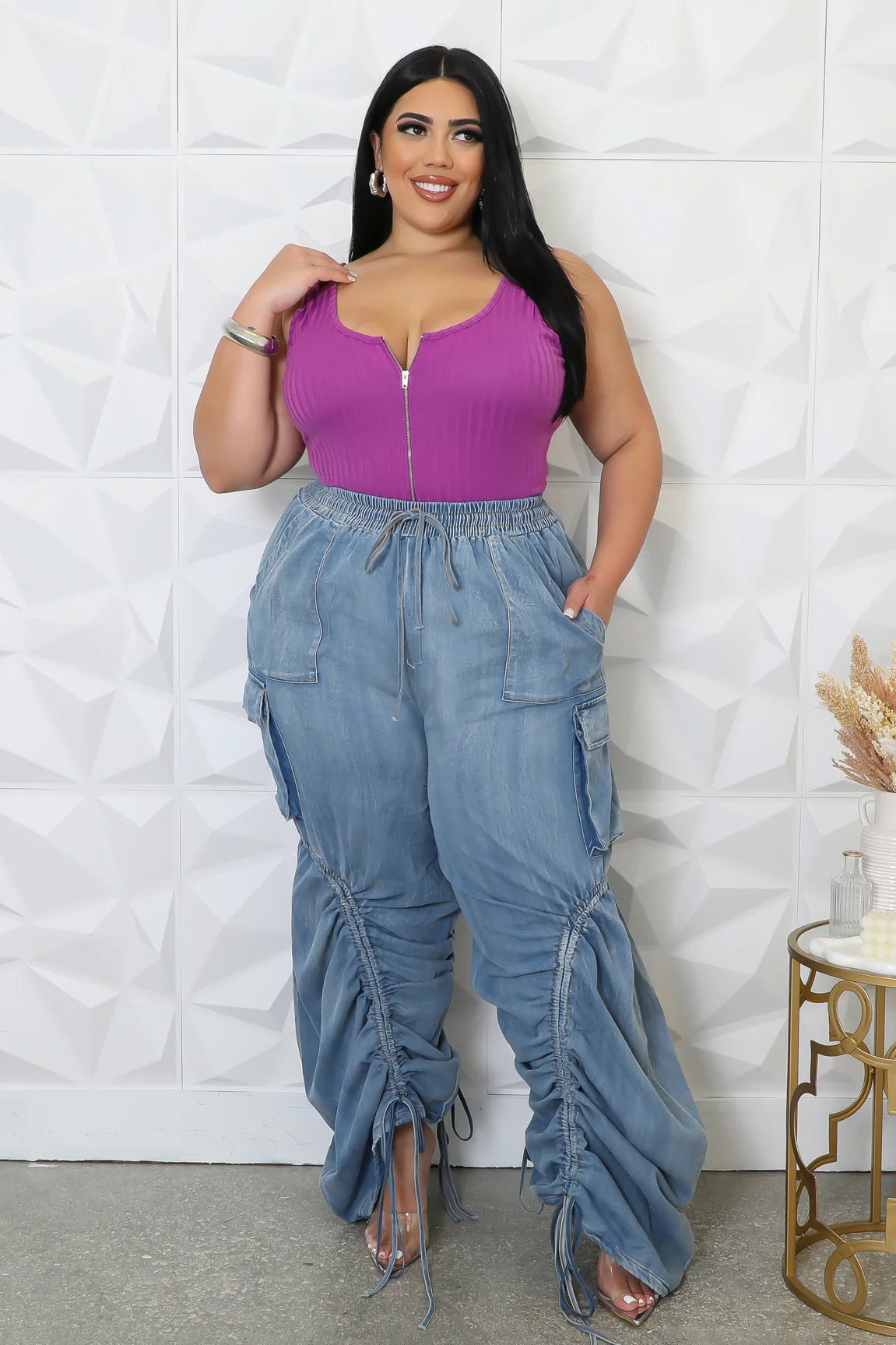 Loose-fitting jeans with elasticated waistband drawstrings
